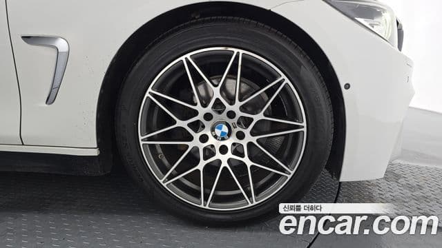 BMW 4 Series 2018 — ფოტო 13/33