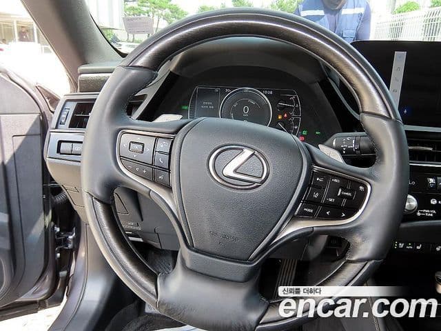 Lexus ES300h 2023 — Photo 3/20