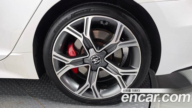 Kia Stinger 2018 — ფოტო 31/32