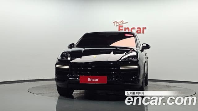 Porsche Cayenne 2023 — ფოტო 17/35
