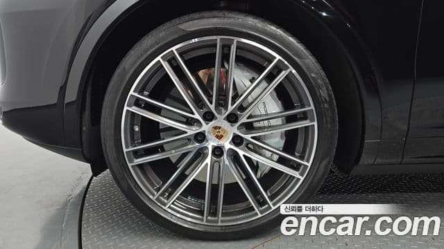 Porsche Cayenne 2023 — ფოტო 19/35