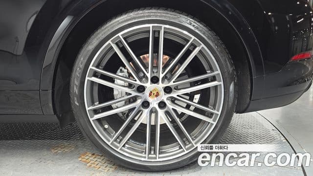 Porsche Cayenne 2023 — ფოტო 7/35