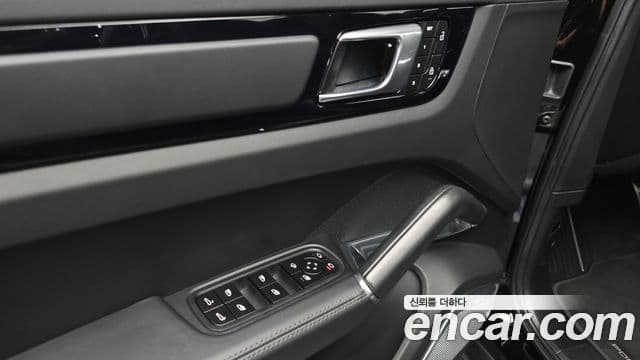 Porsche Cayenne 2023 — ფოტო 30/35