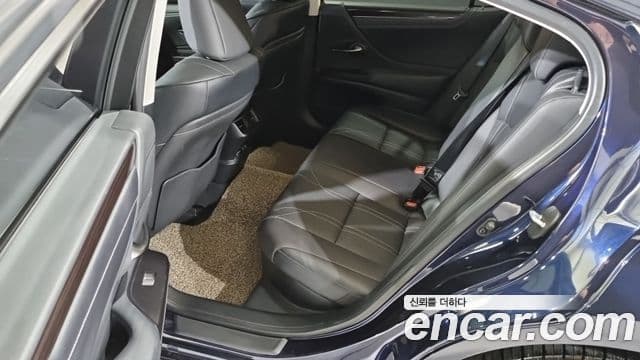 Lexus ES300h 2021 — Şəkil 17/18