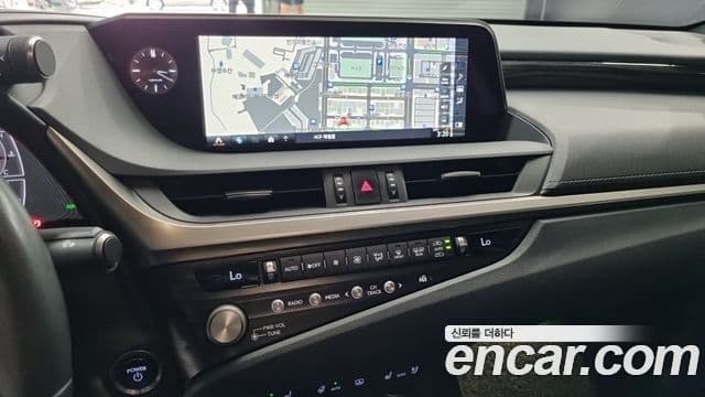 Lexus ES300h 2021 — Şəkil 16/18