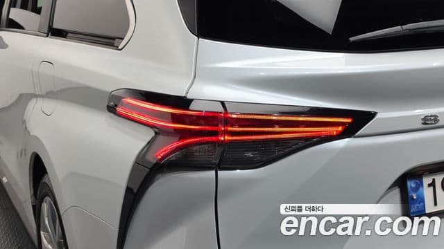 Toyota Sienna 2022 — Şəkil 19/37