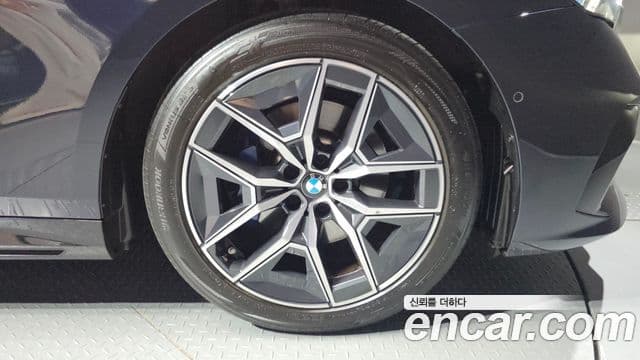BMW 5 Series 2023 — ფოტო 8/36