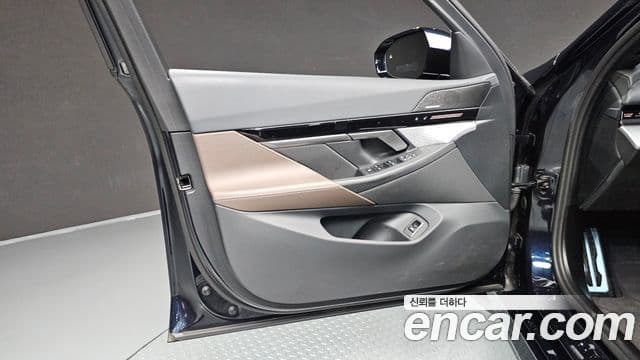 BMW 5 Series 2023 — ფოტო 14/36