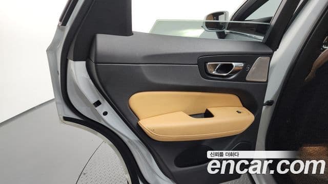 Volvo XC60 2018 — Şəkil 15/35