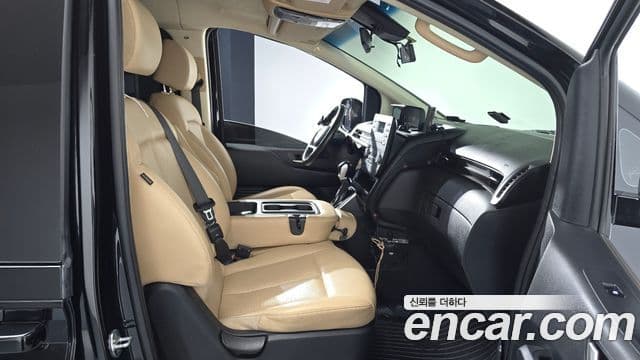 Hyundai Staria 2021 — Photo 2/36