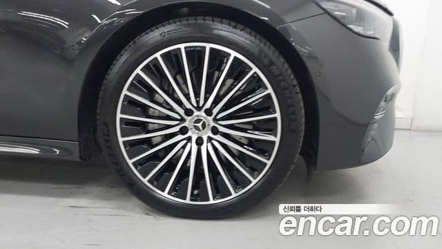 Mercedes-Benz E-Class 2025 — Photo 17/17