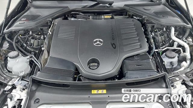 Mercedes-Benz E-Class 2025 — Photo 8/17