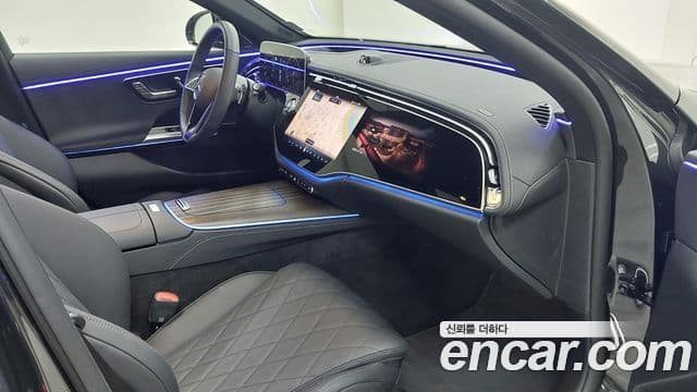 Mercedes-Benz E-Class 2025 — Photo 10/17