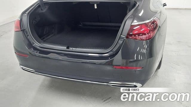 Mercedes-Benz E-Class 2025 — Photo 1/17
