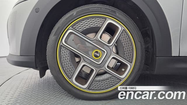 Mini Cooper Electric 2023 — ფოტო 15/20