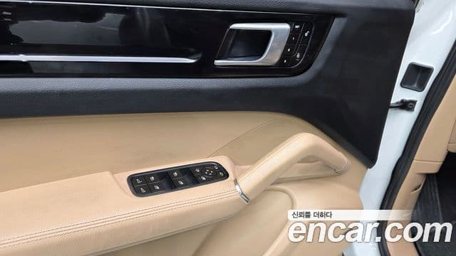 Porsche Cayenne 2019 — ფოტო 11/36