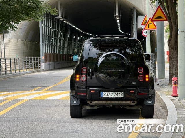 Land Rover Defender 2023 — Photo 4/20