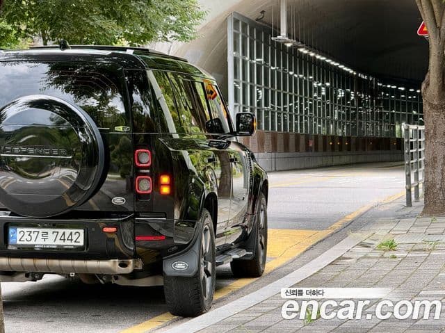 Land Rover Defender 2023 — Photo 18/20