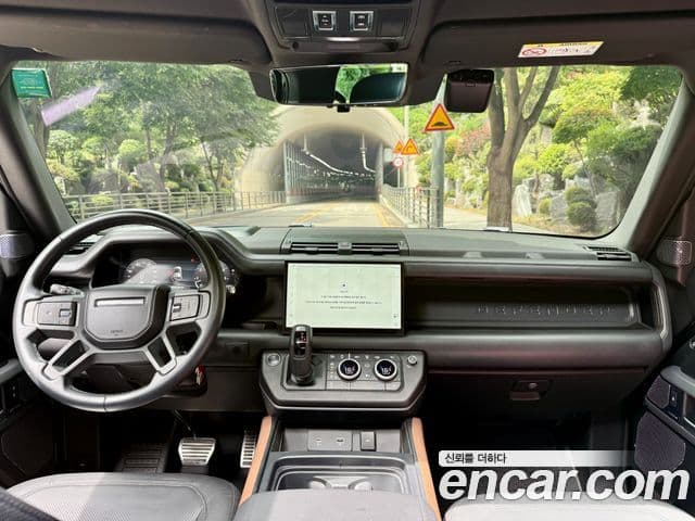 Land Rover Defender 2023 — Photo 10/20
