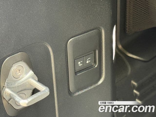 Land Rover Defender 2023 — Photo 5/20