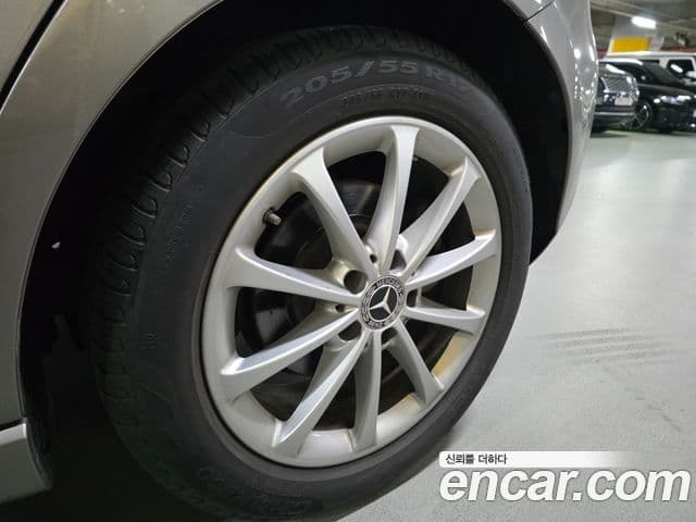 Mercedes-Benz A-Class 2019 — Şəkil 19/20