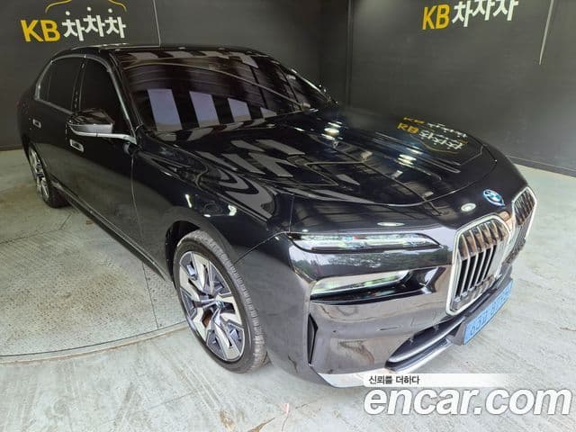 BMW i7 2022 — ფოტო 16/20