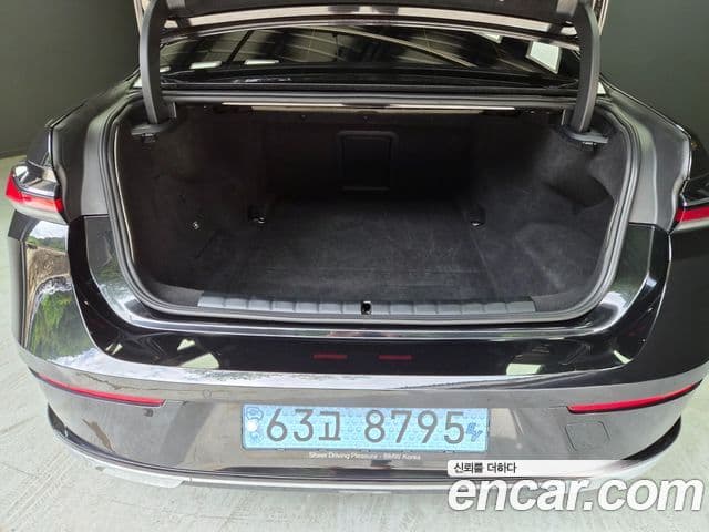 BMW i7 2022 — ფოტო 5/20