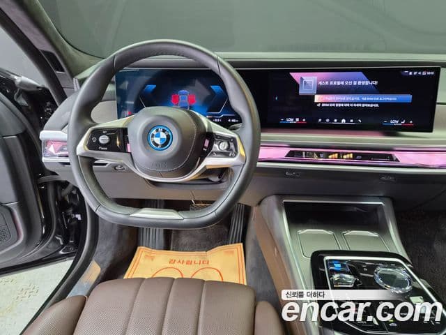 BMW i7 2022 — ფოტო 17/20