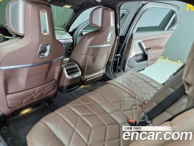 BMW i7 2022 — ფოტო 15/20