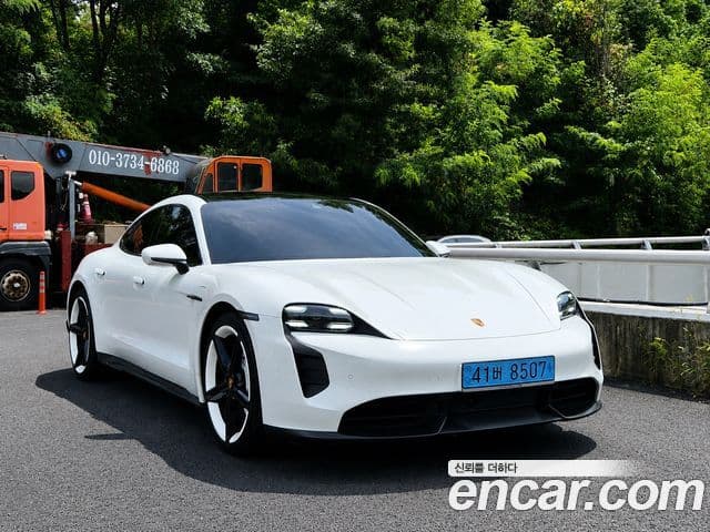 Porsche Taycan 2023 — ფოტო 6/20
