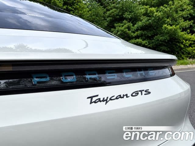 Porsche Taycan 2023 — ფოტო 1/20