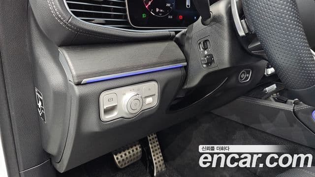 Mercedes-Benz GLE-Class 2023 — Photo 28/35