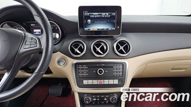 Mercedes-Benz GLA-Class 2019 — Photo 26/32