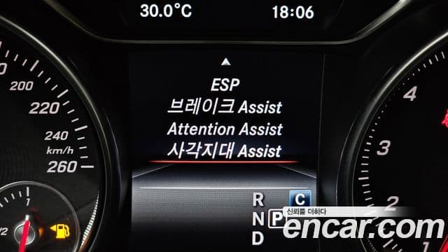 Mercedes-Benz GLA-Class 2019 — Photo 9/32