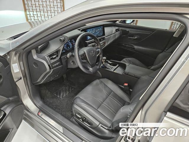 Lexus ES300h 2025 — Photo 10/15