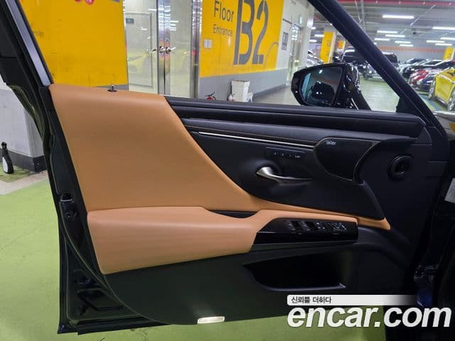Lexus ES300h 2021 — ფოტო 8/20
