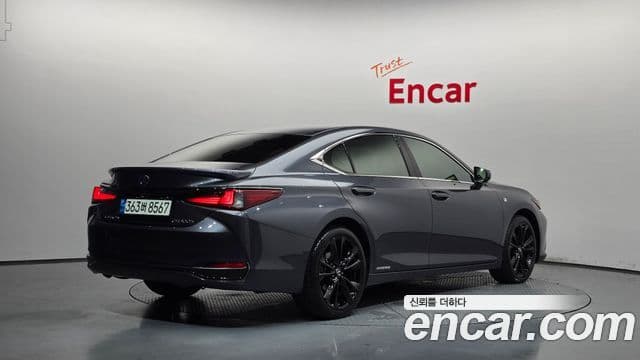 Lexus ES300h 2021 — Photo 23/35