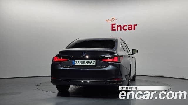 Lexus ES300h 2021 — Photo 34/35