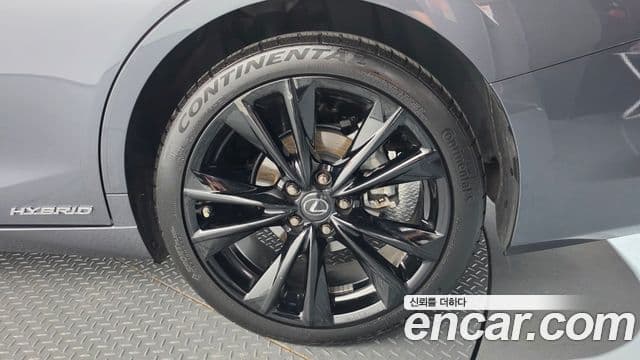 Lexus ES300h 2021 — Photo 28/35