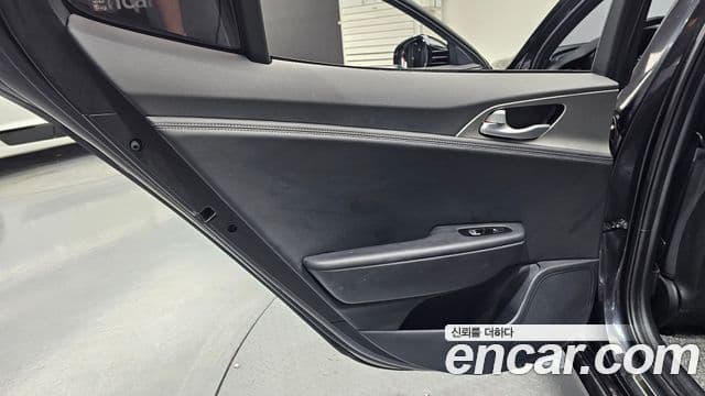 Kia Stinger 2018 — Şəkil 20/31