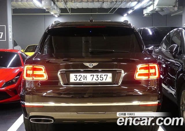 Bentley Bentayga 2018 — ფოტო 14/20