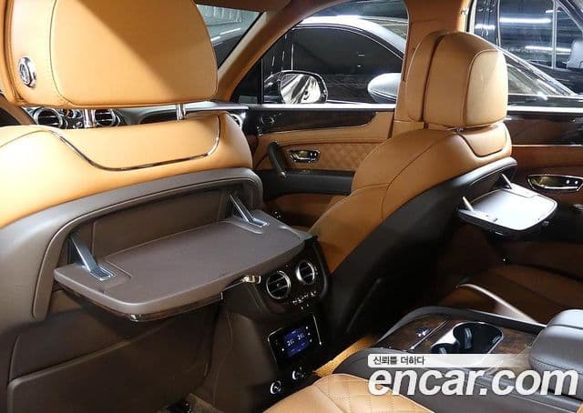 Bentley Bentayga 2018 — ფოტო 13/20
