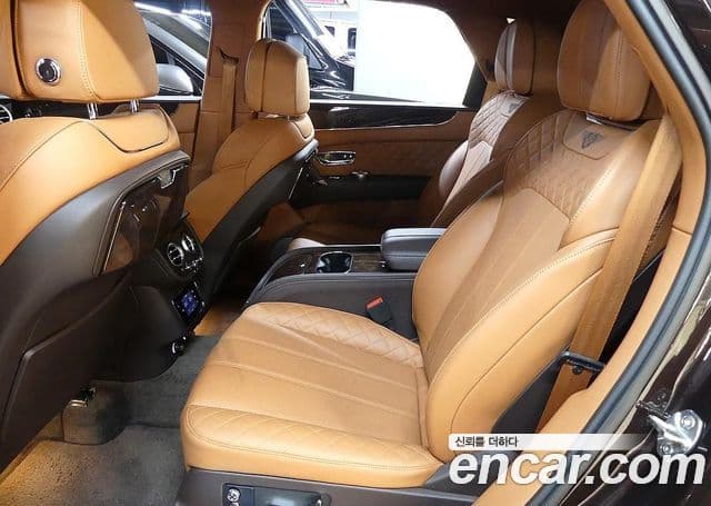 Bentley Bentayga 2018 — ფოტო 9/20