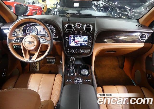 Bentley Bentayga 2018 — ფოტო 17/20