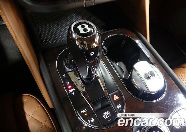 Bentley Bentayga 2018 — ფოტო 12/20
