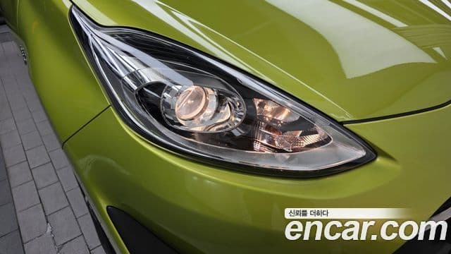 Toyota Prius C 2018 — Şəkil 11/30