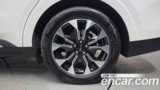 Kia Carnival 2021 — ფოტო 22/36