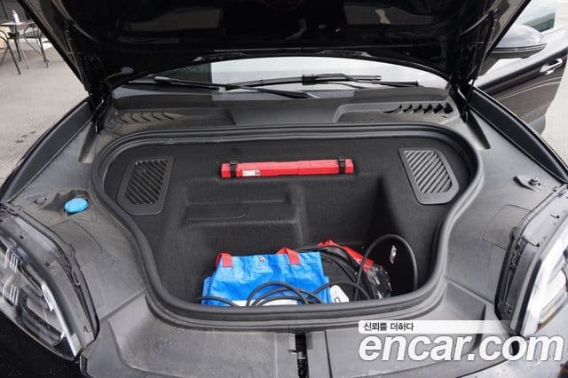 Porsche Macan EV 2025 — Photo 3/20