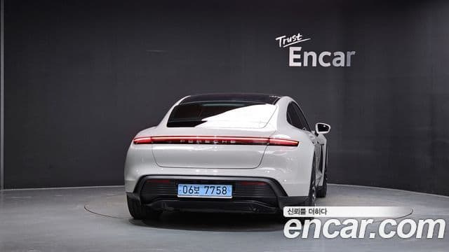 Porsche Taycan 2023 — ფოტო 31/32