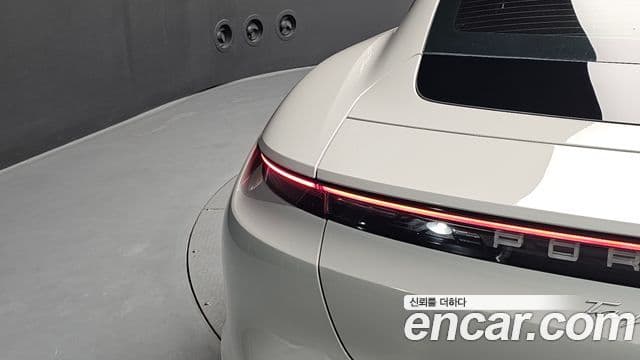 Porsche Taycan 2023 — ფოტო 8/32